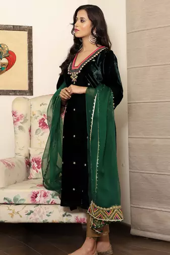 Green embroidered velvet kurta set with mashru silk pants & organza dupatta