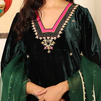 Green embroidered velvet kurta set with mashru silk pants & organza dupatta 3