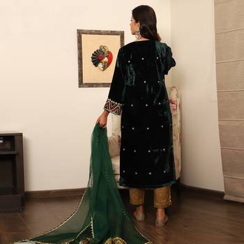 Green embroidered velvet kurta set with mashru silk pants & organza dupatta 4