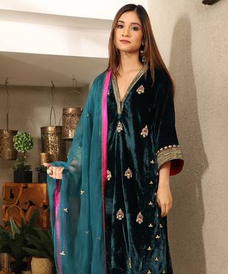 Teal embroidered velvet kurta set with mashru silk pants & dupatta 2