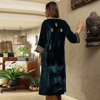 Teal embroidered velvet kurta set with mashru silk pants & dupatta 3