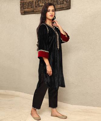 Black embroidered crushed velvet kurta set with mashru silk pants 4