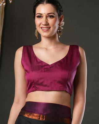 Black silk blend soft saree with contrast blouse 5