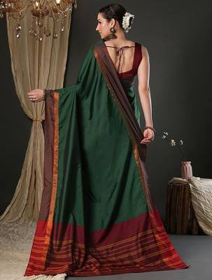Green silk blend soft saree with contrast blouse 3