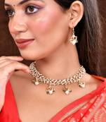 Gold tone perls jewellery set with earrings