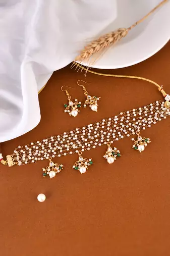 Gold tone perls jewellery set with earrings