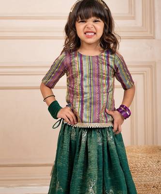 Girls banarasi brockade top and fandy crush embroidered lehenga (set of 2) 4