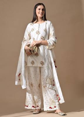 Cream silk kurta set with zardozi & pearl work 5