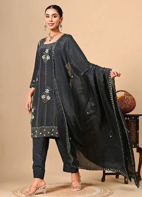 Dark grey kurta set with thread dabka and pearl work 3