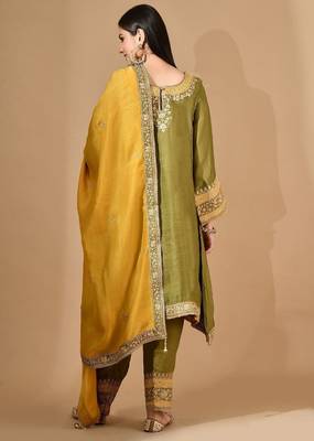 Yellow green kurta set with zardozi & appliqu   detailing 2