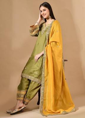 Yellow green kurta set with zardozi & appliqu   detailing 4