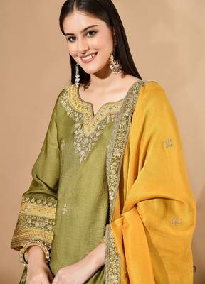 Yellow green kurta set with zardozi & appliqu   detailing 5