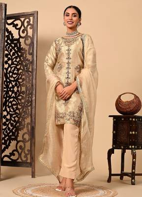 Golden kurta set with zardozi dabka pearl and organza applique work 3