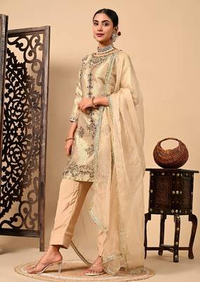 Golden kurta set with zardozi dabka pearl and organza applique work 4