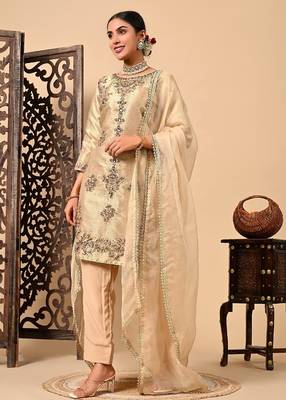 Golden kurta set with zardozi dabka pearl and organza applique work 5