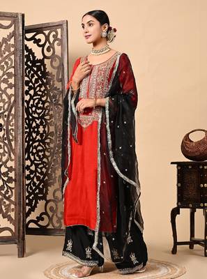 Red kurta set with exceptional zardozi dabka and sequins work 4