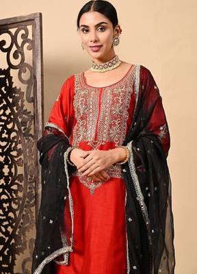 Red kurta set with exceptional zardozi dabka and sequins work 5