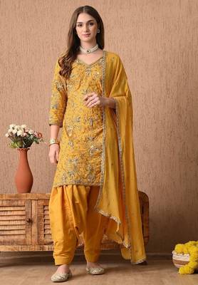 Traditional yellow kurta set with zardozi dabka sequins and tilla work 3