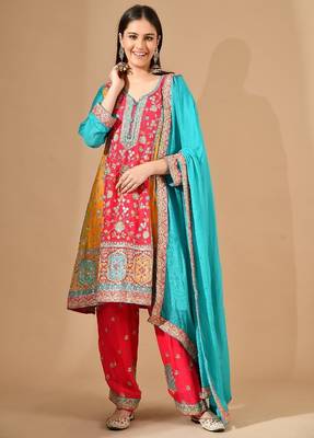 Pink chinon kurta set with zardozi & sequin embroidery 3