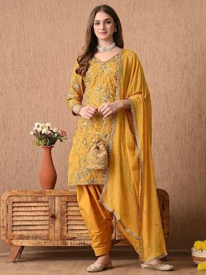 Traditional yellow kurta set with zardozi dabka sequins and tilla work 4