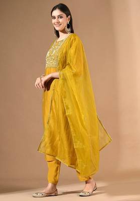 Yellow chanderi cotton kurta set with pearl & thread work 3