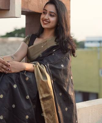 Black silk blend saree with blouse 3