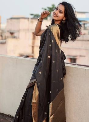 Black silk blend saree with blouse 5