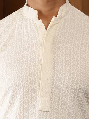 Men's off-white woven viscose blend kurta with straight hem 5