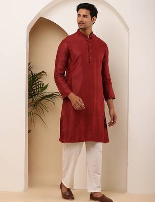 Men's maroon viscose blend kurta with straight hem and side slits 1