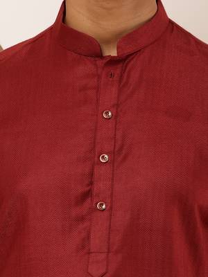Men's maroon viscose blend kurta with straight hem and side slits 5