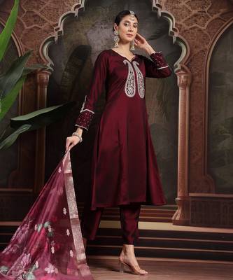 burgundy embroidered a-line kurta trouser dupatta set 2