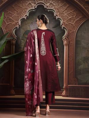 burgundy embroidered a-line kurta trouser dupatta set 3