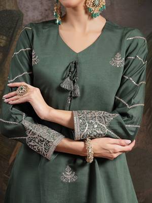 green roman embroidered a-line kurta trouser dupatta set 4