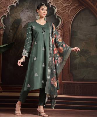 green roman embroidered a-line kurta trouser dupatta set 5