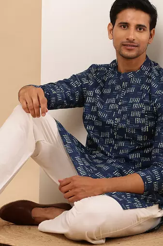 Men   s navy blue ikat printed cotton kurta with white pajama set