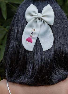 White plain linen hair bow 1