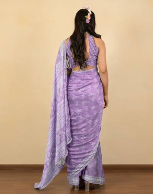 Light purple chiffon floral print zari work golden lace saree with unstitched blouse piece 4