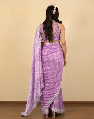 Light lavender chiffon floral print zari work golden lace saree with unstitched blouse piece 4