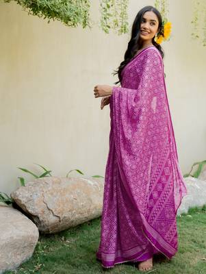 Magenta chiffon bandhani checks print lace border saree with unstitched blouse piece 3