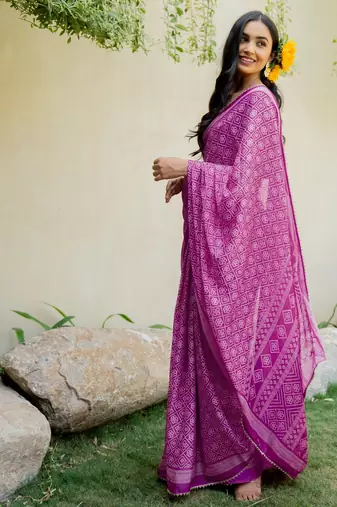Magenta chiffon bandhani checks print lace border saree with unstitched blouse piece