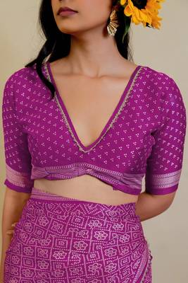 Magenta chiffon bandhani checks print lace border saree with unstitched blouse piece 5
