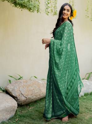 Bottle green chiffon bandhani checks print lace border saree with unstitched blouse piece 3