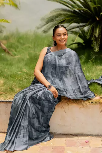 Grey chiffon geometric printed saree with unstitched blouse piece