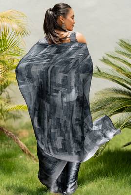 Grey chiffon geometric printed saree with unstitched blouse piece 4