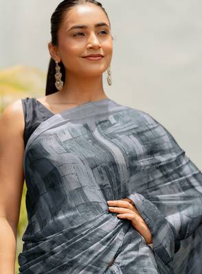 Grey chiffon geometric printed saree with unstitched blouse piece 5