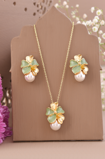 Graceful bloom pearl necklace set gift for rakhi