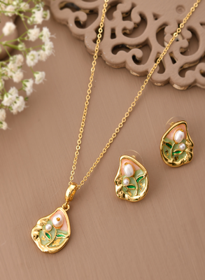 Vintage-inspired gold & pearl jewelry set gift for rakhi 1