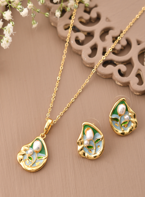 Vintage-inspired gold & pearl jewelry set gift for rakhi 1