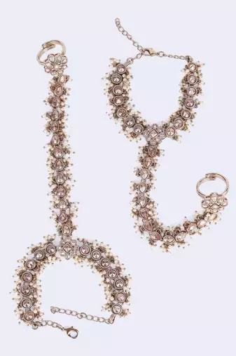 gold plated pearl hathphool set with floral & oval design 