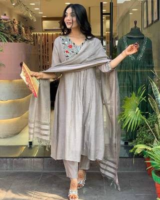 Leafsy women's viscose chinon embroidered grey kurta set with bhagalpuri duppata 2